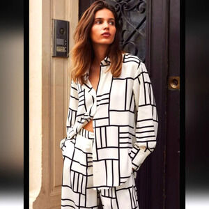 DYNAMTITE Frida Satin Oversized Shirt. Black and white print. Xs NWT